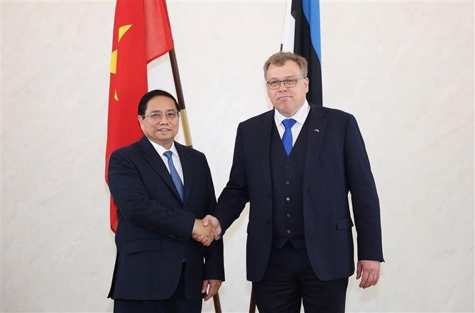 El primer ministro de Vietnam, Pham Minh Chinh, y el presidente de la Asamblea Estatal (Parlamento) de Estonia, Lauri Hussar. (Fuente: VNA)