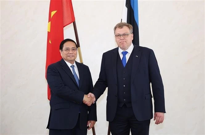 El primer ministro de Vietnam, Pham Minh Chinh, y el presidente de la Asamblea Estatal (Parlamento) de Estonia, Lauri Hussar. (Fuente: VNA)