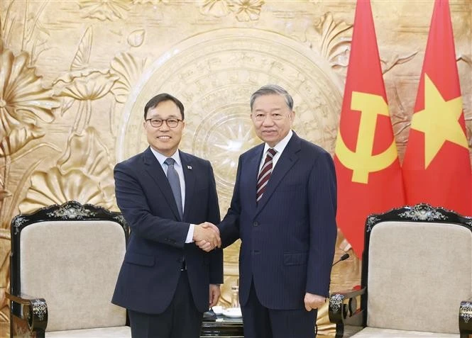 El secretario general del Partido Comunista de Vietnam, To Lam, recibe a Choi Young Sam, embajador de Seúl en el país. (Fuente: VNA)
