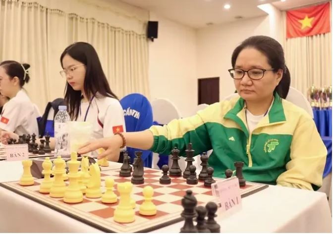La Gran Maestra Hoang Thi Bao Tram acompaña al equipo vietnamita de ajedrez que participa en el Campeonato del Sudeste Asiático de 2025. (Foto: sggp.org.vn)