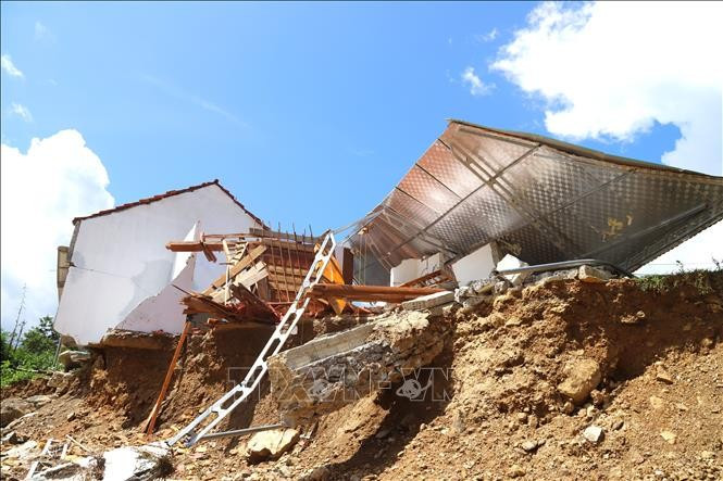 Casas en la aldea de Vang Mon (comuna de Nga My, provincia de Nghe An) se derrumbaron en el arroyo debido a inundaciones repentinas. (Foto: VNA)