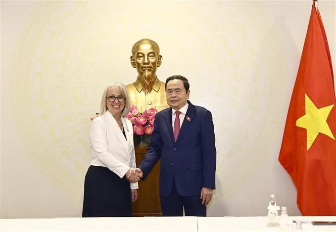 El presidente de la Asamblea Nacional de Vietnam, Tran Thanh Man, recibió a Caroline St-Hilaire, directora general de la Organización Internacional de la Francofonía. (Fuente: VNA)