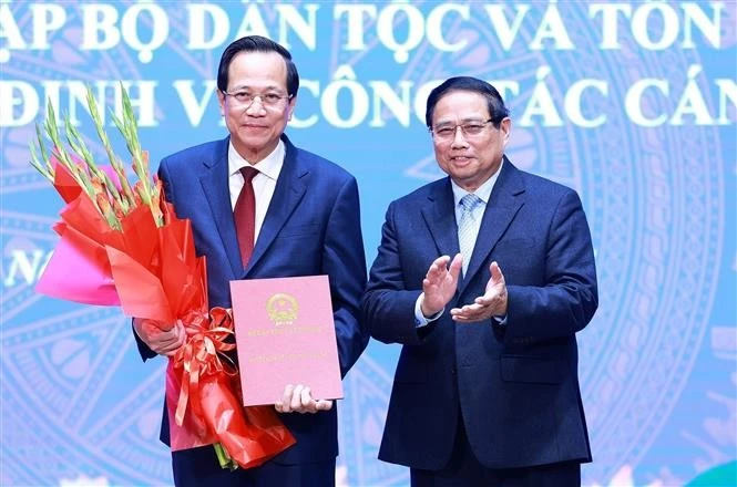 El Primer Ministro Pham Minh Chinh entregó la decisión de nombramiento del ministro de Asuntos Étnicos y Religiosos al camarada Dao Ngoc Dung. (Foto: VNA)