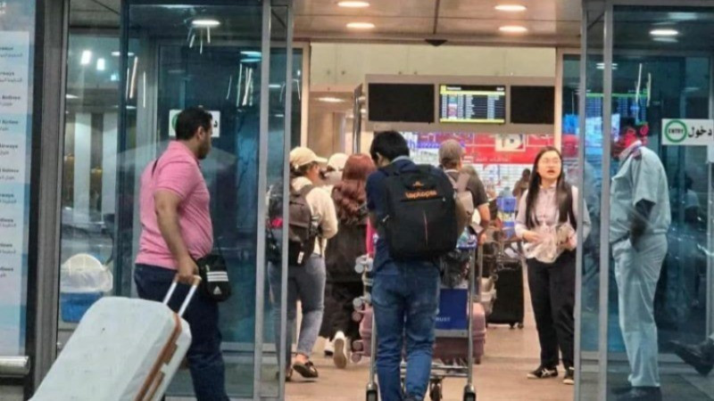 Un grupo de ciudadanos vietnamitas ingresa al aeropuerto de El Cairo (Egipto) para regresar a la tierra natal. (Fuente: Embajada de Vietnam en Israel)