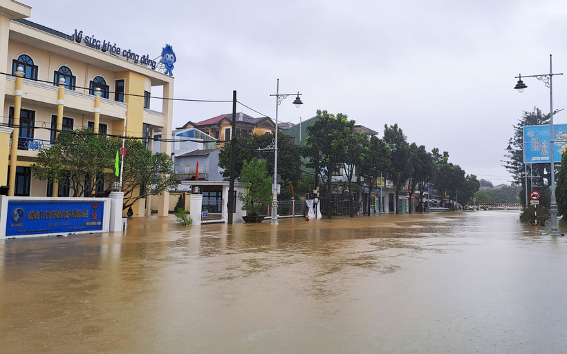 La zona que conduce al puente Cau Lon en la calle de Bui Thi Xuan, barrio de Thuan Hoa, ciudad de Hue todavía está profundamente inundada en la mañana del 28 de octubre. (Fuente: VNA)
