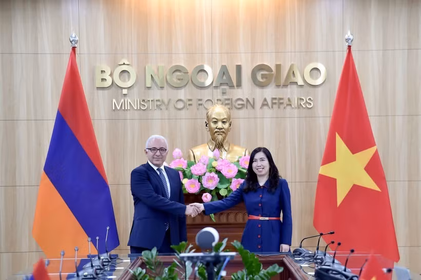 La viceministra de Relaciones Exteriores de Vietnam, Le Thi Thu Hang, y su homólogo armenio, Mnatsakan Safaryan. (Fuente: VNA)