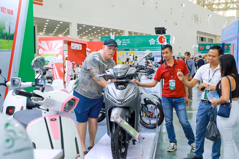 Pabellones en el espacio “Marca Nacional de Vietnam” atrajo la atención de muchas personas y turistas. (Fuente: VNA)