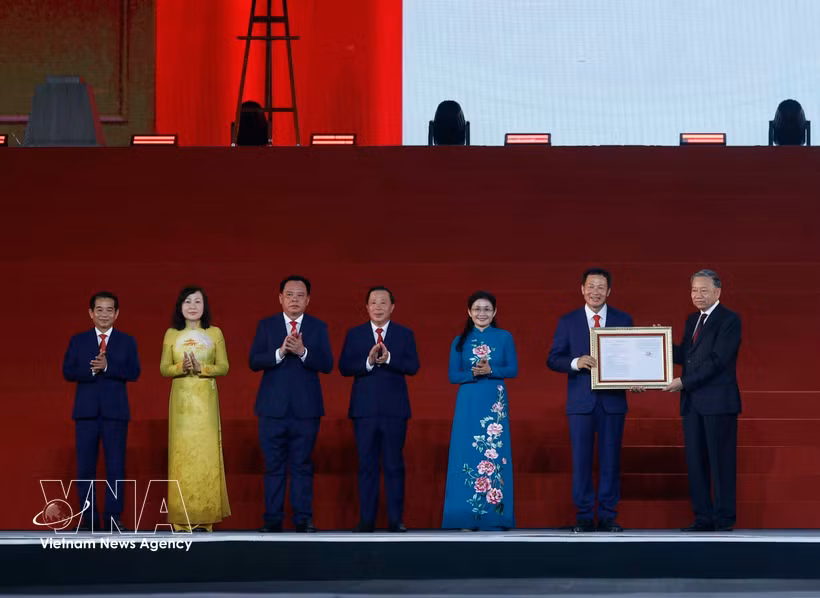 El secretario general del Partido Comunista y presidente de Vietnam, To Lam, entrega la Resolución de la Asamblea Nacional sobre la creación de la ciudad. (Fuente: VNA)