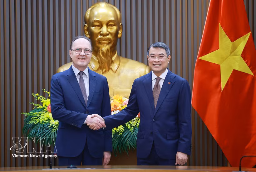 El primer ministro de Vietnam, Le Minh Hung, recibe al embajador de la Federación de Rusia en el país, Gennady Bezdetko. (Fuente: VNA)