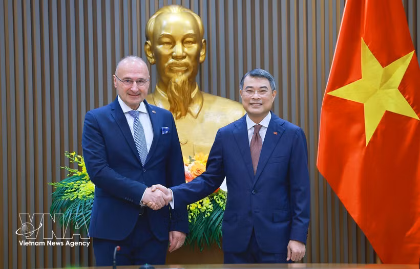El primer ministro vietnamita, Le Minh Hung, (derecha) recibe al ministro de Asuntos Exteriores y Europeos de Croacia, Gordan Grlić Radman. (Fuente: VNA)