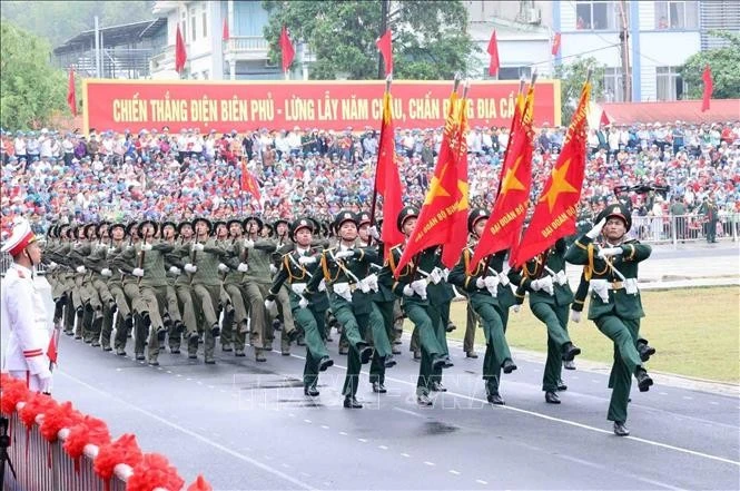 El desfile del Bloque de Soldados de Dien Bien Phu en el mitin, desfile y marcha en conmemoración al 70 aniversario de la Victoria de Dien Bien Phu (7 de mayo). (Fuente: VNA)