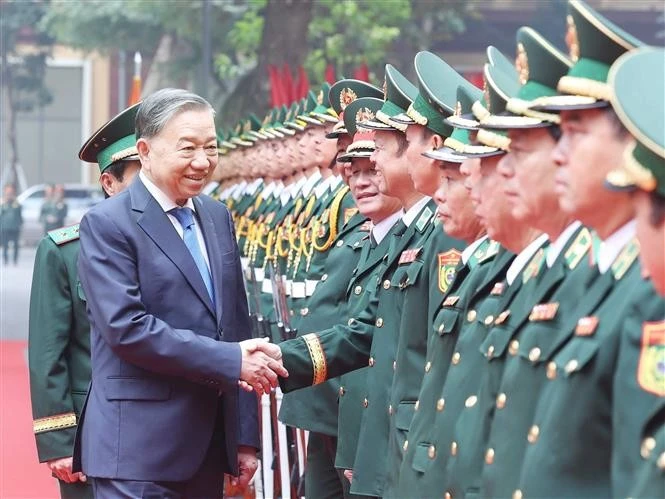 El secretario general del Partido Comunista de Vietnam (PCV), To Lam, visitó el Comando de la Guardia Fronteriza. (Fuente: VNA)