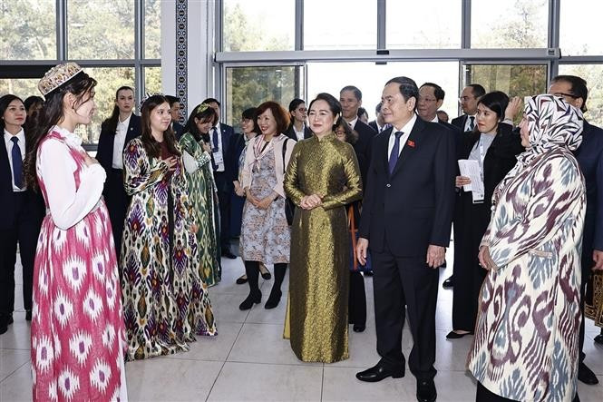 El presidente de la Asamblea Nacional de Vietnam, Tran Thanh Man, y su esposa con profesores y estudiantes que aprenden el idioma vietnamita en la Universidad Estatal de Estudios Orientales de Tashkent. (Fuente: VNA)