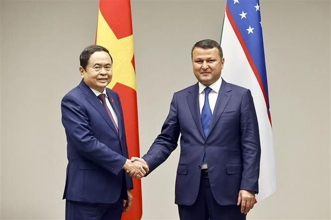 El presidente de la Asamblea Nacional de Vietnam, Tran Thanh Man, recibió a Sariev Kakhramon Ramatullaevich, presidente del Comité de Relaciones Interétnicas y Lazos Amistosos con Países Extranjeros. (Fuente: VNA)