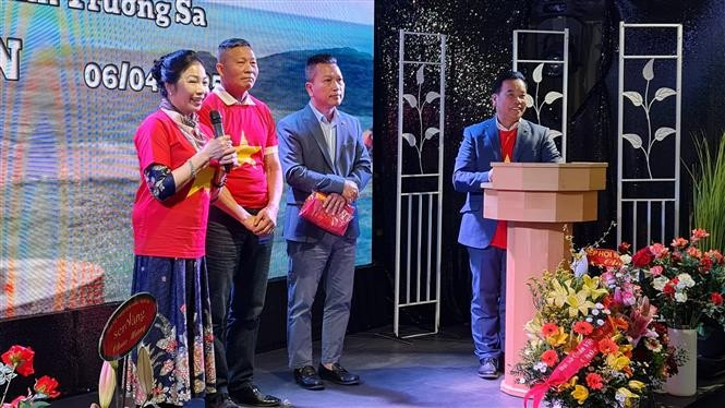 La presidenta del Club Truong Sa, Bui Thu Minh, habla en el evento. (Fuente: VNA)