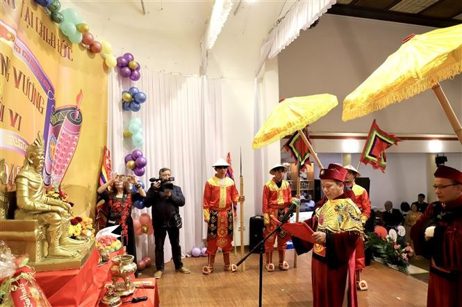 La Asociación de Compatriotas de la provincia norvietnamita de Vinh Phuc en Alemania celebró solemnemente una ceremonia de conmemoración a los Reyes Hung. (Fuente: VNA)