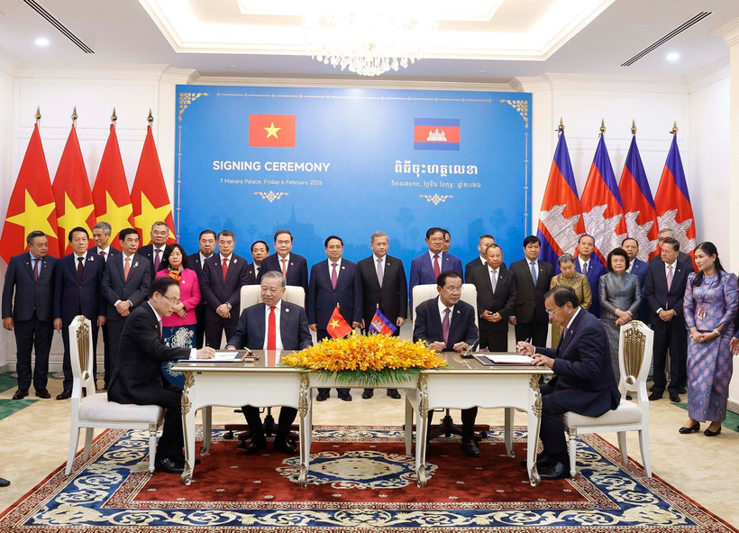 En la firma de un Acuerdo de cooperación entre el Comité del Partido del Ministerio de Asuntos Exteriores de Vietnam y la Comisión de Asuntos Exteriores del Partido Popular de Camboya. (Fuente: VNA)