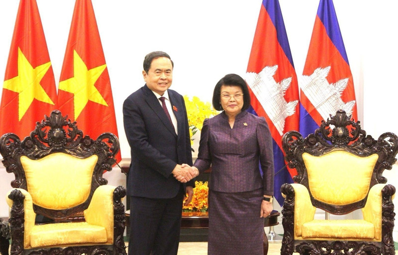 El presidente de la Asamblea Nacional de Vietnam, Tran Thanh Man, y la titular de la Asamblea Nacional de Camboya, Khuon Sudary. (Fuente: VNA)