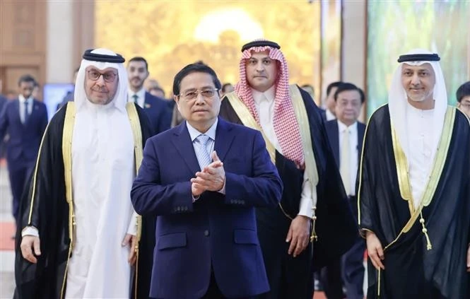 El primer ministro Pham Minh Chinh se reunió con embajadores de Arabia Saudita, Emiratos Árabes Unidos y Qatar en Vietnam. (Fuente: VNA)