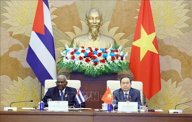 El presidente de la Asamblea Nacional (AN) de Vietnam, Tran Thanh Man, y el titular de la Asamblea Nacional del Poder Popular y del Consejo de Estado de Cuba, Esteban Lazo Hernández, copresidieron la segunda reunión del Comité de Cooperación Interparlamentaria entre los dos países. (Fuente: VNA)