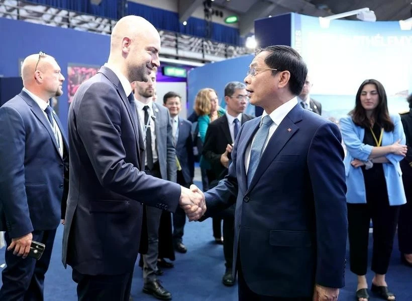 El ministro para Europa y Asuntos Exteriores de Francia, Jean Noel Barrot, y el viceprimer ministro y canciller de Vietnam, Bui Thanh Son. (Fuente: VNA)