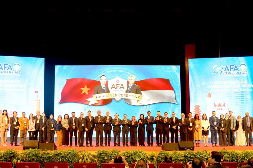 Escena de la ceremonia de traspaso de la Presidencia de la Federación de Contadores de la ASEAN de Vietnam (período 2024-2025) a Indonesia (etapa 2026-2027). (Fuente: VNA)