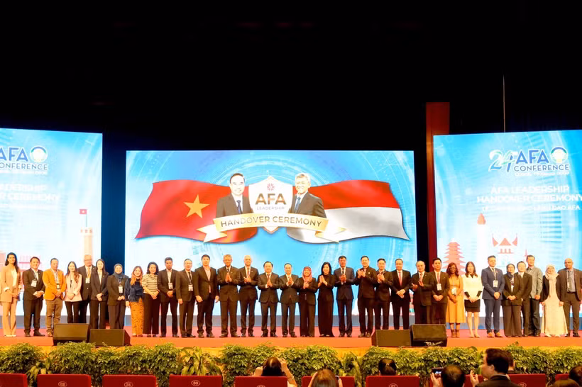 Escena de la ceremonia de traspaso de la Presidencia de la Federación de Contadores de la ASEAN de Vietnam (período 2024-2025) a Indonesia (etapa 2026-2027). (Fuente: VNA)