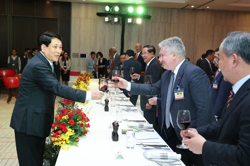 El presidente de Vietnam, Luong Cuong, presidió la recepción a los jefes de delegaciones de países y partidos políticos que llegaron a Vietnam para asistir al 50º aniversario de la Liberación del Sur y la Reunificación Nacional. (Fuente: VNA)