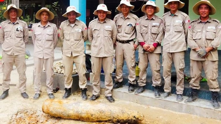 El personal de PeaceTrees Vietnam traslada la bomba de forma segura al lugar de detonación designado. (Foto: nhandan.vn)