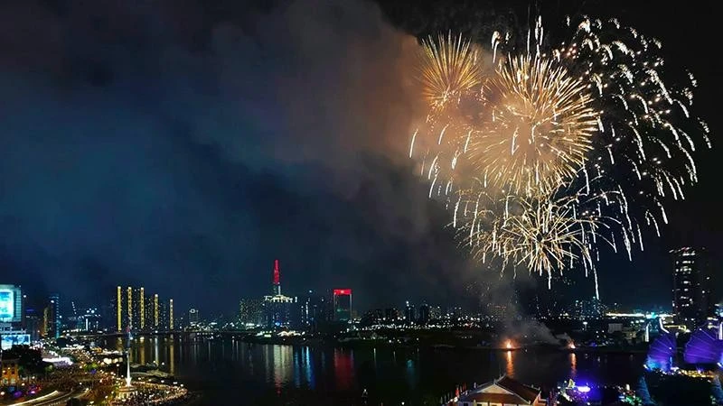 Una actuación de fuegos artificiales en los cielos sobre el túnel del río Saigón. (Foto:nhandan.vn)