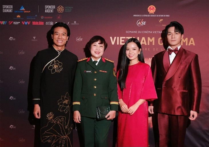 La directora Dang Thai Huyen (segundo desde la izquierda) con los actores de la película "Lluvia Roja". (Foto: VOV)
