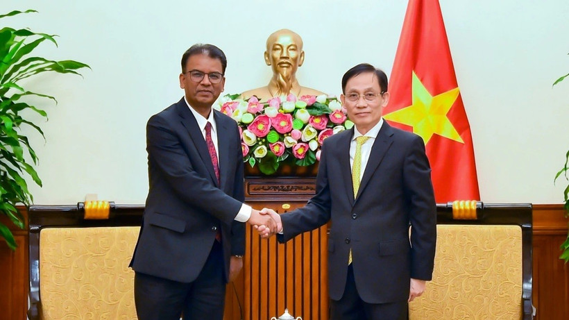 El ministro de Relaciones Exteriores, Le Hoai Trung, recibe al embajador no residente de Nepal en Vietnam, Dhan Bahadur Oli. (Fuente: VNA)