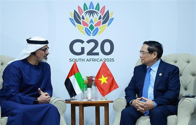 El premier vietnamita, Pham Minh Chinh, se reúne con el príncipe heredero de Abu Dabi, Emiratos Árabes Unidos (EAU), Khaled bin Mohamed Al Nahyan. (Fuente: VNA)