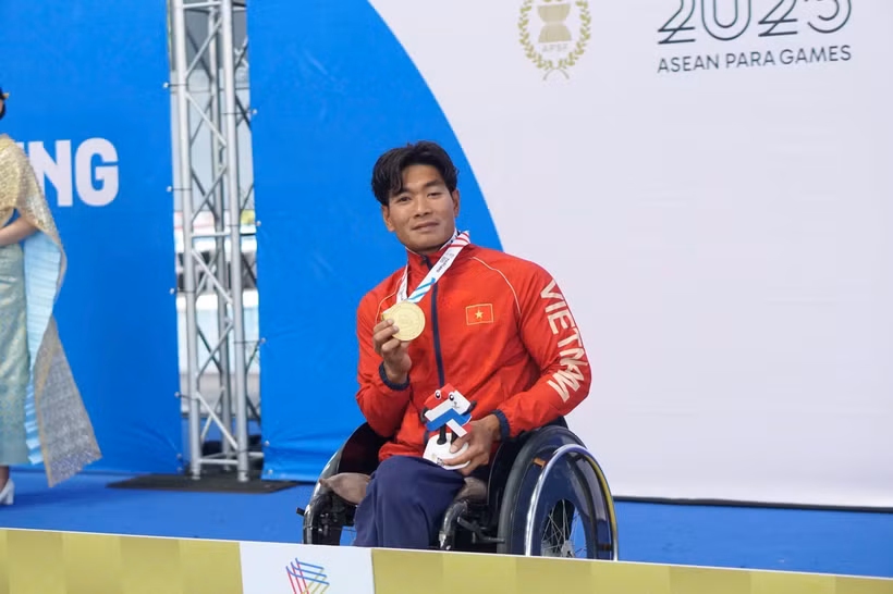 El nadador Do Thanh Hai con su medalla de oro. (Fuente: VNA)