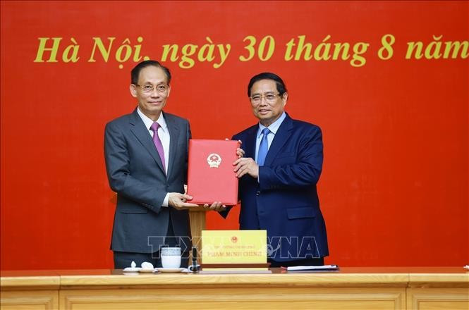 El primer ministro Pham Minh Chinh entregó la decisión de asignar al secretario del Comité Central del Partido Comunista de Vietnam y jefe de su Oficina, Le Hoai Trung, el puesto del ministro interino de Relaciones Exteriores. (Fuente: VNA)