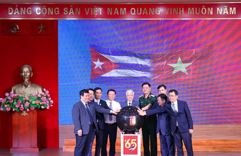 El presidente del Comité Central del Frente de la Patria de Vietnam, Do Van Chien, y delegados en el lanzamiento de la campaña. (Fuente: VNA)
