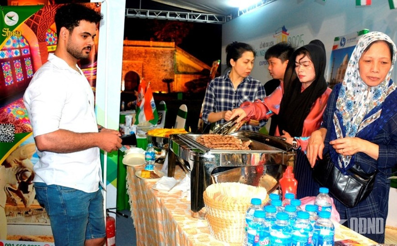Presentan gastronomía musulmana en el Festival de Turismo de Hanoi 2025. (Foto: qdnd.vn)