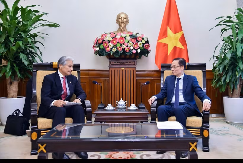 El miembro del Comité Central del Partido Comunista y ministro de Relaciones Exteriores de Vietnam, Le Hoai Trung, recibe a Fukuda Tomikazu, gobernador de la prefectura japonesa de Tochigi. (Fuente: VNA)