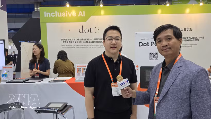 Eric Ju Yoon Kim, cofundador y director ejecutivo de Dot Inc, en la entrevista. (Fuente: VNA)