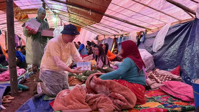 Numerosas organizaciones e individuos apoyan a las personas en las zonas afectadas por las inundaciones. (Foto: sggp.org.vn)