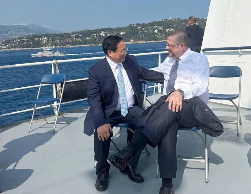 El primer ministro de Vietnam, Pham Minh Chinh, y el presidente de Costa Rica, Rodrigo Chaves. (Fuente: VNA)