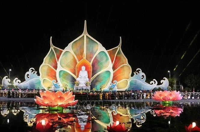 Escena de la ceremonia de encendido de velas por la paz. (Fotografía: VNA)