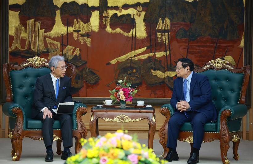 El primer ministro de Vietnam, Pham Minh Chinh, recibe al presidente y director ejecutivo del grupo japonés Mitsui, Hori Kenichi. (Fuente: VNA)