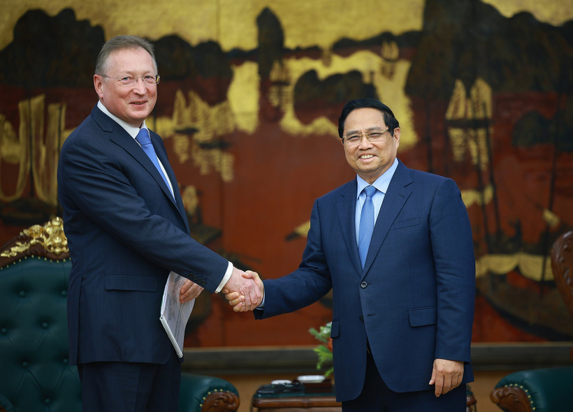 El primer ministro vietnamita, Pham Minh Chinh, recibe al director general de la empresa petrolera Zarubezhneft de la Federación de Rusia, Sergei Kudryashov. (Fuente: VNA)