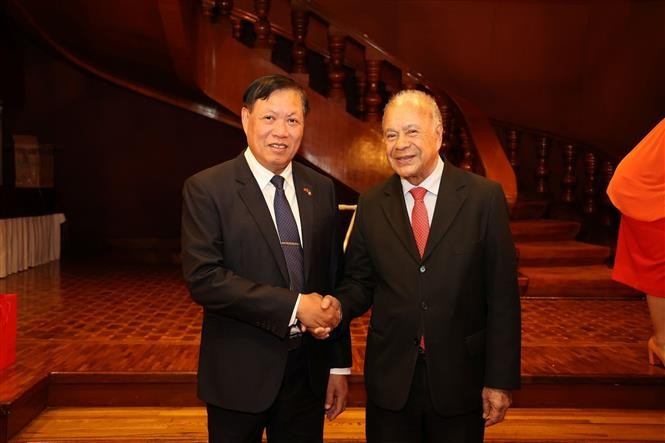 El viceministro de Salud de Vietnam Do Xuan Tien y el coordinador nacional del Partido del Trabajo de México (PT), Alberto Anaya Gutiérrez. (Fuente: VNA)