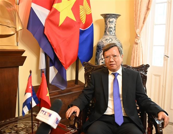 El embajador de Vietnam en Cuba, Le Quang Long, en la entrevista. (Fuente: VNA)