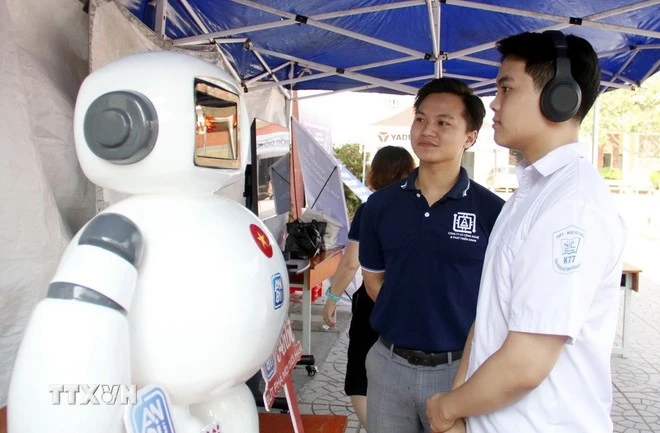 Experimentan el robot Anbi en el Festival de Innovación de la Era Digital. (Foto: VNA)