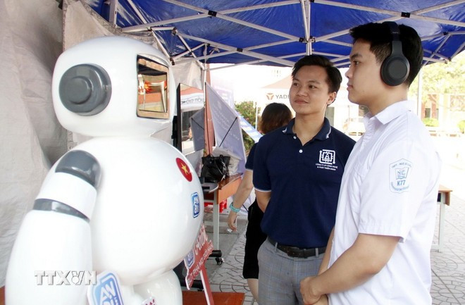 Experimentan el robot Anbi en el Festival de Innovación de la Era Digital. (Foto: VNA)