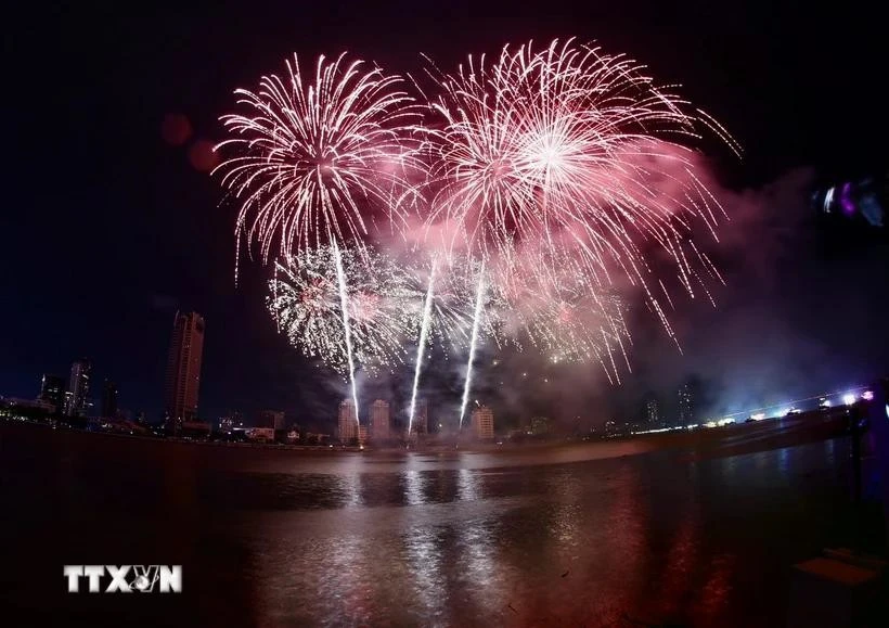 Un espectáculo de fuegos artificiales a orillas del río Han (Da Nang) en el marco del DIFF 2025. (Fuente: VNA)