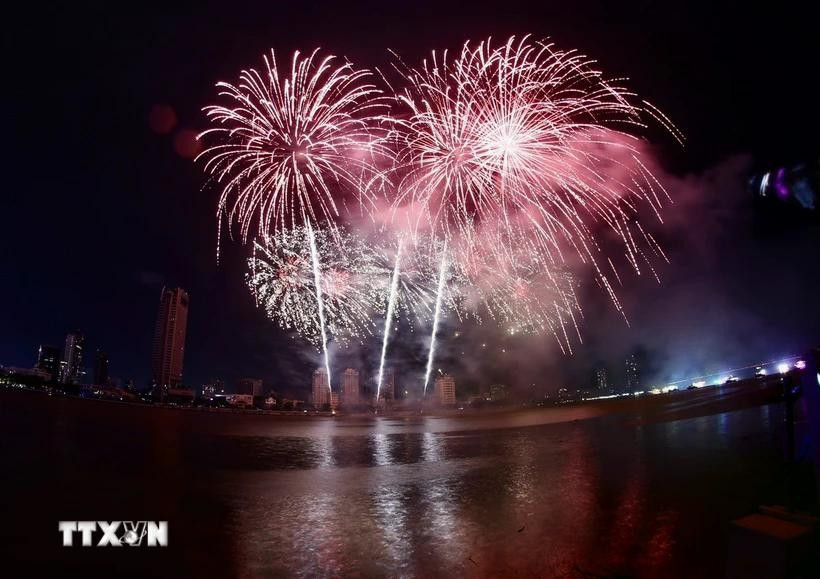 Un espectáculo de fuegos artificiales a orillas del río Han (Da Nang) en el marco del DIFF 2025. (Fuente: VNA)